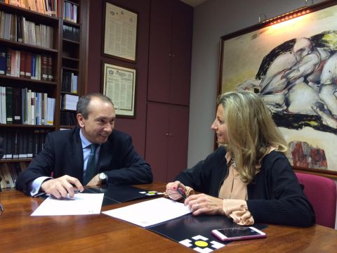 Elena Andrade, Presidenta del Colegio junto a Jose M Martín, durante la firma del Acuerdo.
