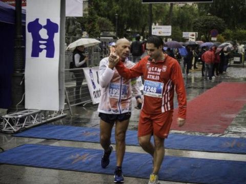 Dos de los atletas participantes en la carrera en el momento de su llegada a meta