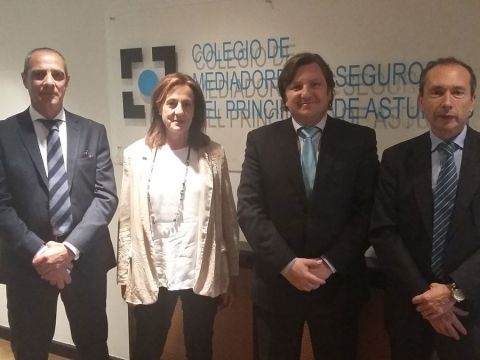 De izquierda a derecha, Jose Manuel Sánchez Trallero, Adjunto a la Dirección Comercial de Preventiva, Mª Ángeles Fernández Mediavilla, Responsable Comercial de Oviedo,  Reinerio Sarasúa Serrano, Presidente del Colegio de Asturias y José Maria Martin Gavín, Director Comercial y Desarrollo Estratégico de Preventiva.m