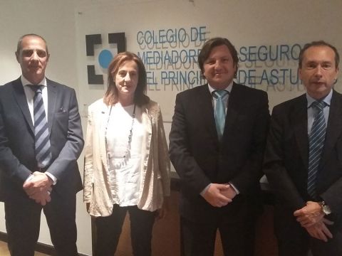 De izquierda a derecha, Jose Manuel Sánchez Trallero, Adjunto a la Dirección Comercial de Preventiva, Mª Ángeles Fernández Mediavilla, Responsable Comercial de Oviedo,  Reinerio Sarasúa Serrano, Presidente del Colegio de Asturias y José Maria Martin Gavín, Director Comercial y Desarrollo Estratégico de Preventiva.m