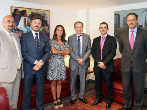 En la imagen de izquierda a derecha, D. Andrés Erico Belmonte, Inspector Sucursal Valencia de Preventiva,  Francisco Sebastián, Director de la Sucursal de Valencia de Preventiva; Mónica Herrera, Presidenta del Colegio de Valencia; Jose M Martin , Director Comercial y Desarrollo Estratégico de Preventiva; D. Jorge Grau, Adjunto a la Dirección Comercial de Preventiva  y por último,  Rafael Perales, Gerente del Colegio de Valencia.