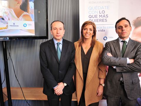 Miguel González, asesor especializado de Preventiva, junto a Nieves Ribot López, directora de Marketing y Comunicación y José María Martín Gavín, director Comercial y de Desarrollo de Estrategia de Preventiva Seguros, durante la presentación a la prensa que tuvo lugar en el día de ayer