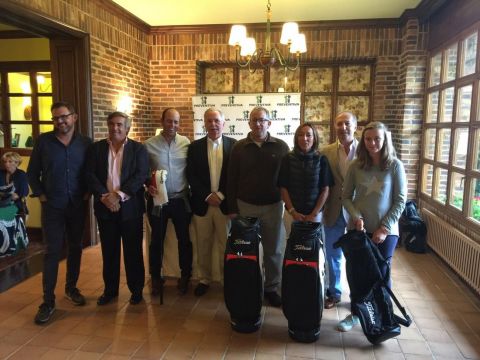 El Presidente de Preventiva D. Antonio Fernández- Huerga, posa junto a los premiados durante la entrega de trofeos.