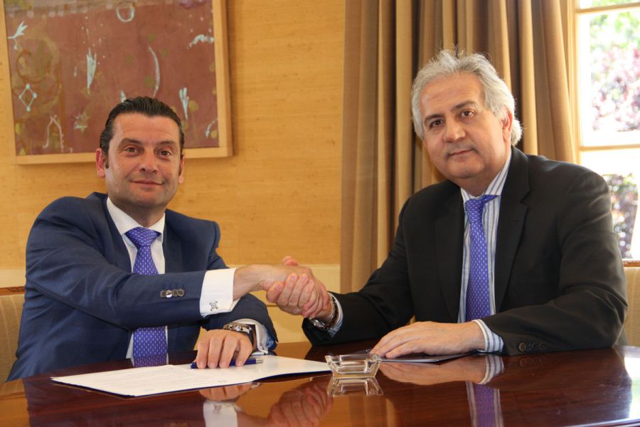 Iñaki Durán y Carlos Fernández firman el acuerdo de colaboración