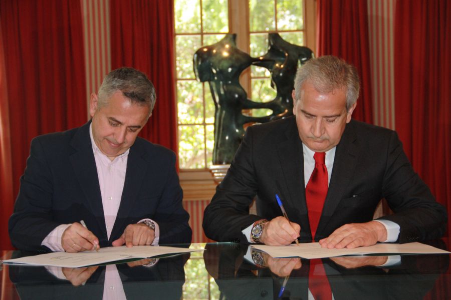 Carlos Fernández y José María Villalón durante la firma del acuerdo