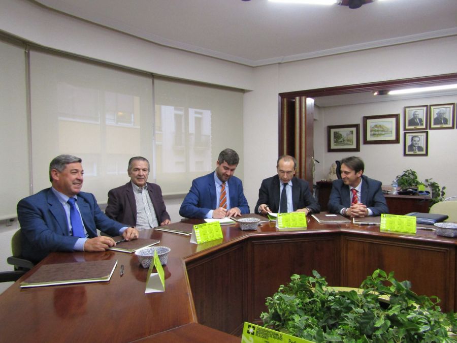 En la firma del acuerdo Eusebio Climent Mayor, Mariano Hernanz Hernanz, José María Martín Gavín, Francisco Jesús García Cámara y Jesús Juárez López