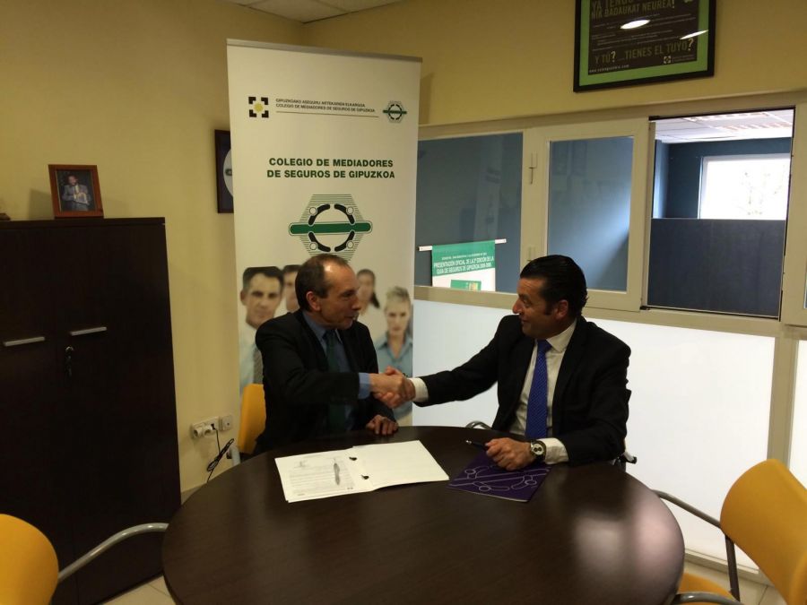 En la foto Iñaqui Durán, junto a Jose M Marín durante su visita al Colegio