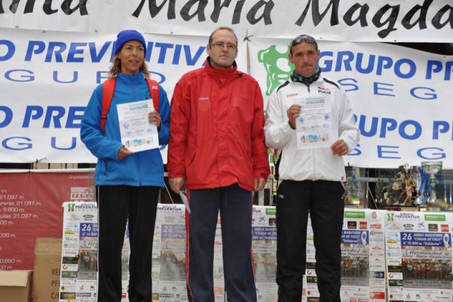 Ganadores de la Media Maratón con el diploma que acredita su victoria