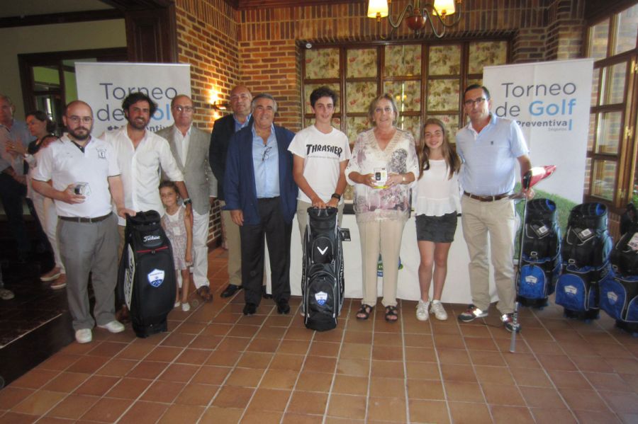 En la imagen, el Presidente de Preventiva D. Antonio Fernández- Huerga, posa junto a los premiados durante la entrega de trofeos