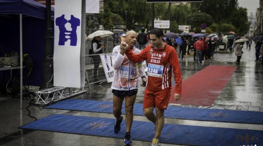 Dos de los atletas participantes en la carrera en el momento de su llegada a meta