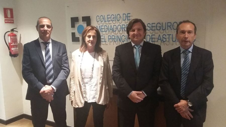 De izquierda a derecha, Jose Manuel Sánchez Trallero, Adjunto a la Dirección Comercial de Preventiva, Mª Ángeles Fernández Mediavilla, Responsable Comercial de Oviedo, Reinerio Sarasúa Serrano, Presidente del Colegio de Asturias y José Maria Martin Gavín, Director Comercial y Desarrollo Estratégico de Preventiva.m