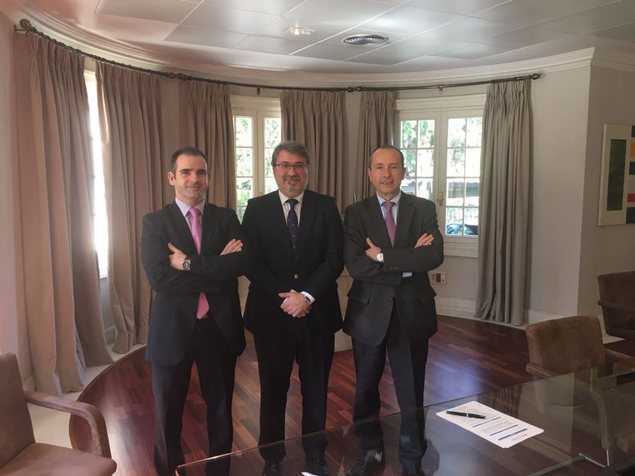 En la foto, de izquierda a derecha, Jorge Grau, Adjunto a la Dirección Comercial de Preventiva, Jorge Campos Moral, Presidente de NEWCORRED y Jose M Martín Gavín Director Comercial y de Desarrollo Estratégico de Preventiva.
