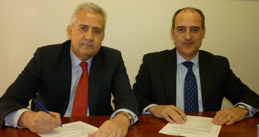 Momento de la firma del acuerdo Preventiva-Colegio Mediadores Valencia