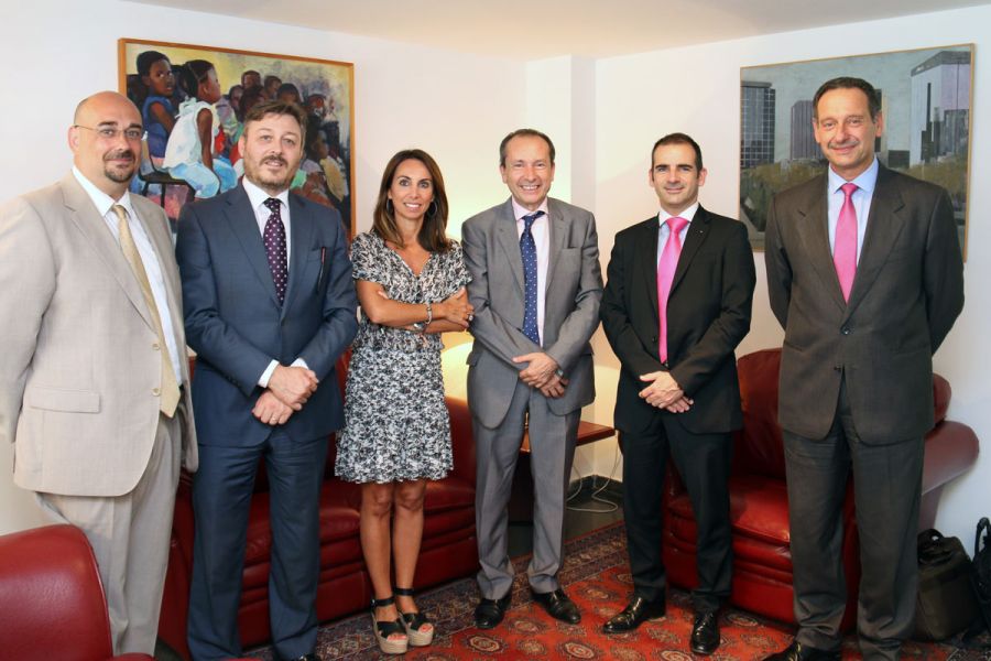 En la imagen de izquierda a derecha, D. Andrés Erico Belmonte, Inspector Sucursal Valencia de Preventiva,  Francisco Sebastián, Director de la Sucursal de Valencia de Preventiva; Mónica Herrera, Presidenta del Colegio de Valencia; Jose M Martin , Director Comercial y Desarrollo Estratégico de Preventiva; D. Jorge Grau, Adjunto a la Dirección Comercial de Preventiva  y por último,  Rafael Perales, Gerente del Colegio de Valencia.