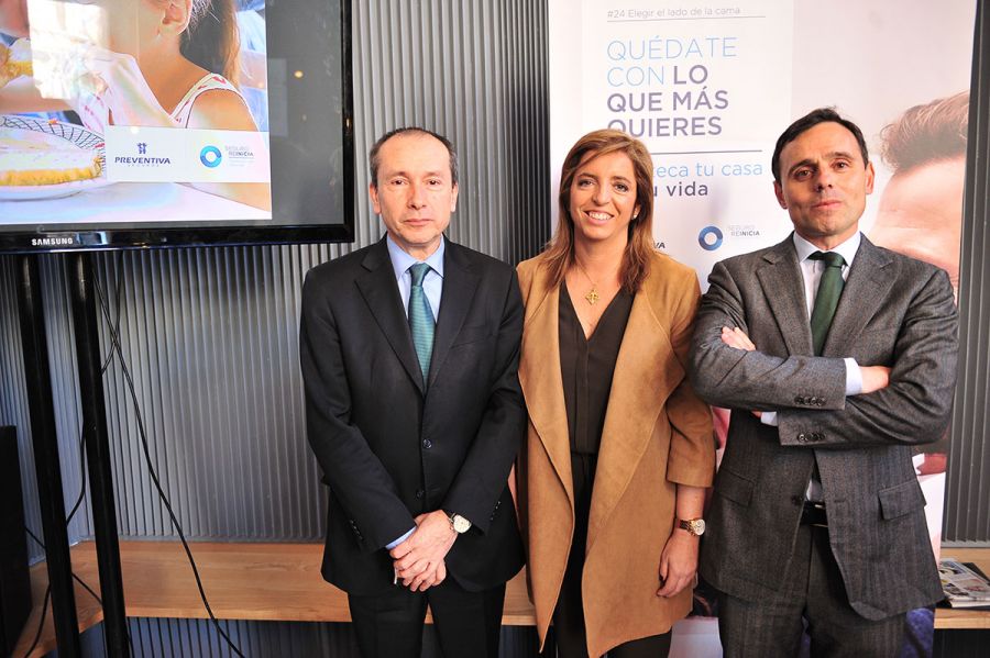 Miguel González, asesor especializado de Preventiva, junto a Nieves Ribot López, directora de Marketing y Comunicación y José María Martín Gavín, director Comercial y de Desarrollo de Estrategia de Preventiva Seguros, durante la presentación a la prensa que tuvo lugar en el día de ayer