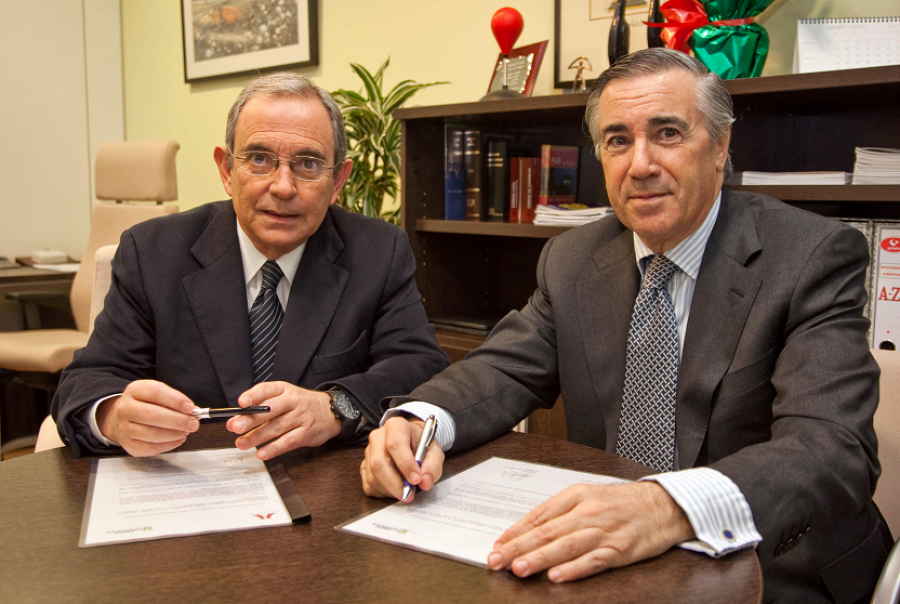 Antonio Fernandez-Huerga y Luis Ferrer i Gaya. Firma acuerdo en Barcelona