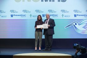 Eduardo González, Director General de Preventiva junto a la Vicepresidenta de la AECC, Laura Ruiz de Galarreta